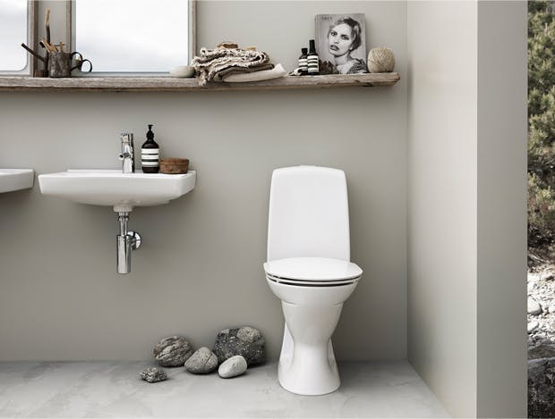 Ifö Spira-toiletterne har fx en særlig glasur, som lukker porerne i porcelænet og gør, at skidt ikke kan sætte sig fast.  