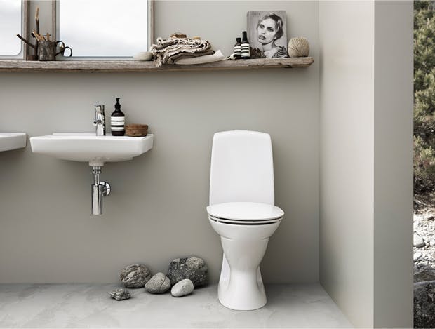Ifö Spira-toiletterne har fx en særlig glasur, som lukker porerne i porcelænet og gør, at skidt ikke kan sætte sig fast.