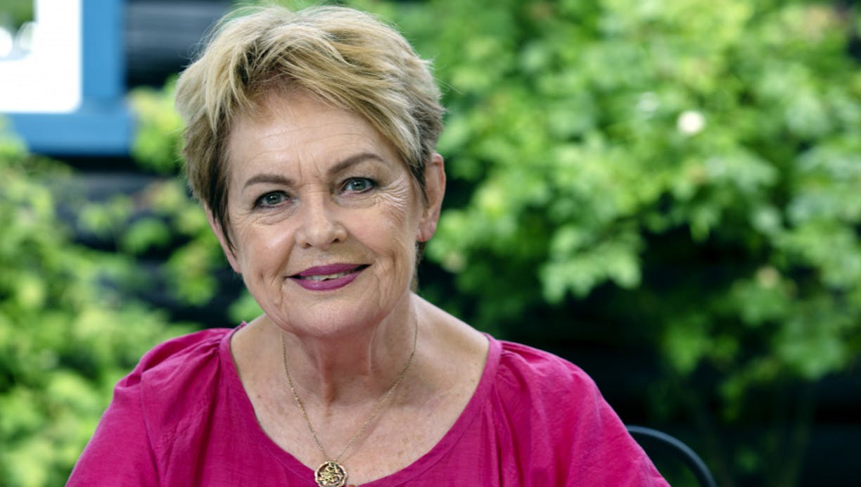 Ghita Nørby der sidder i sin smukke sommerhave