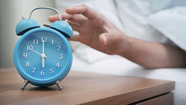 Arm der rækker ud efter vækkeur