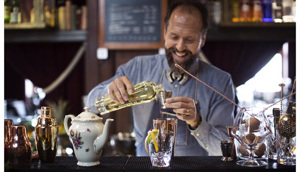 På Hotel Clarion Post i Göteborg mikses der verdensklasse-cocktails af Dosa Ivanov, som har vundet titlen som verdens bedste bartender