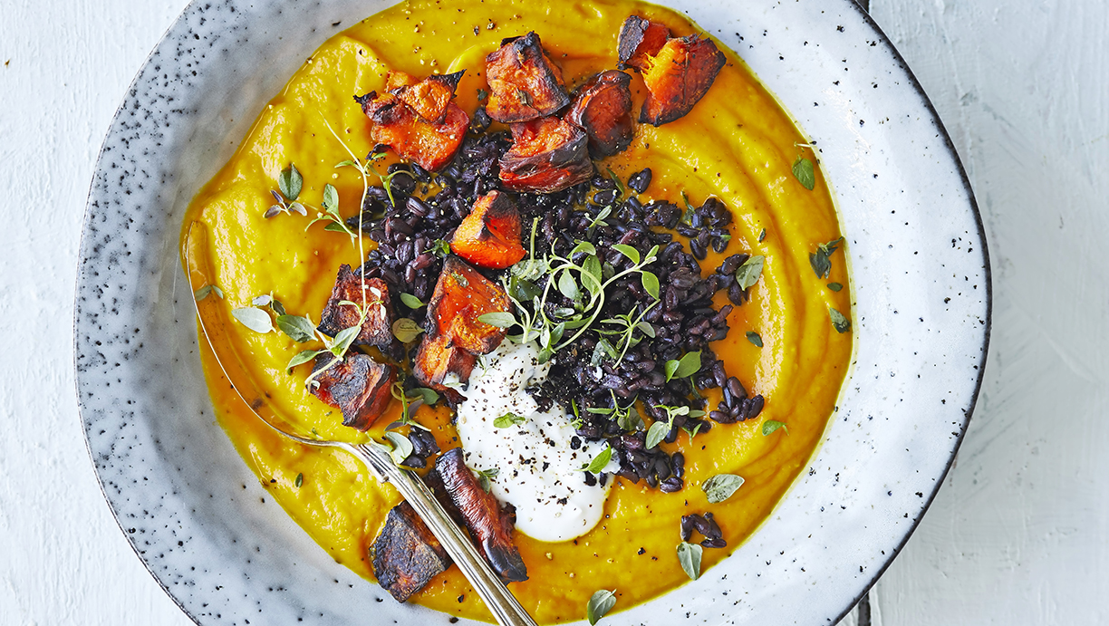 Græskarsuppe med sorte ris i denne uges madplan