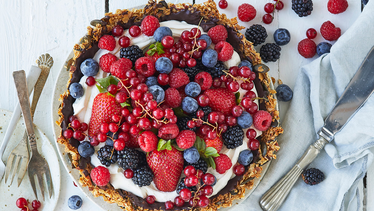 Granolatærte med bær og mascarponecreme