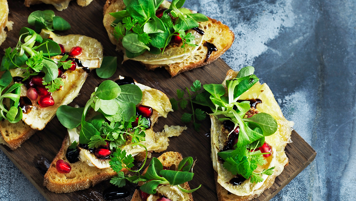 Sprøde brød med brieost og granatæble