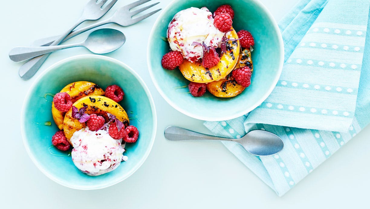 Grillede ferskner med hindbæris