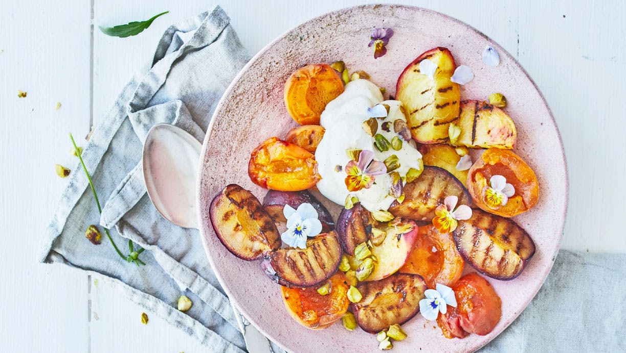 Grillet frugtsalat med råcreme