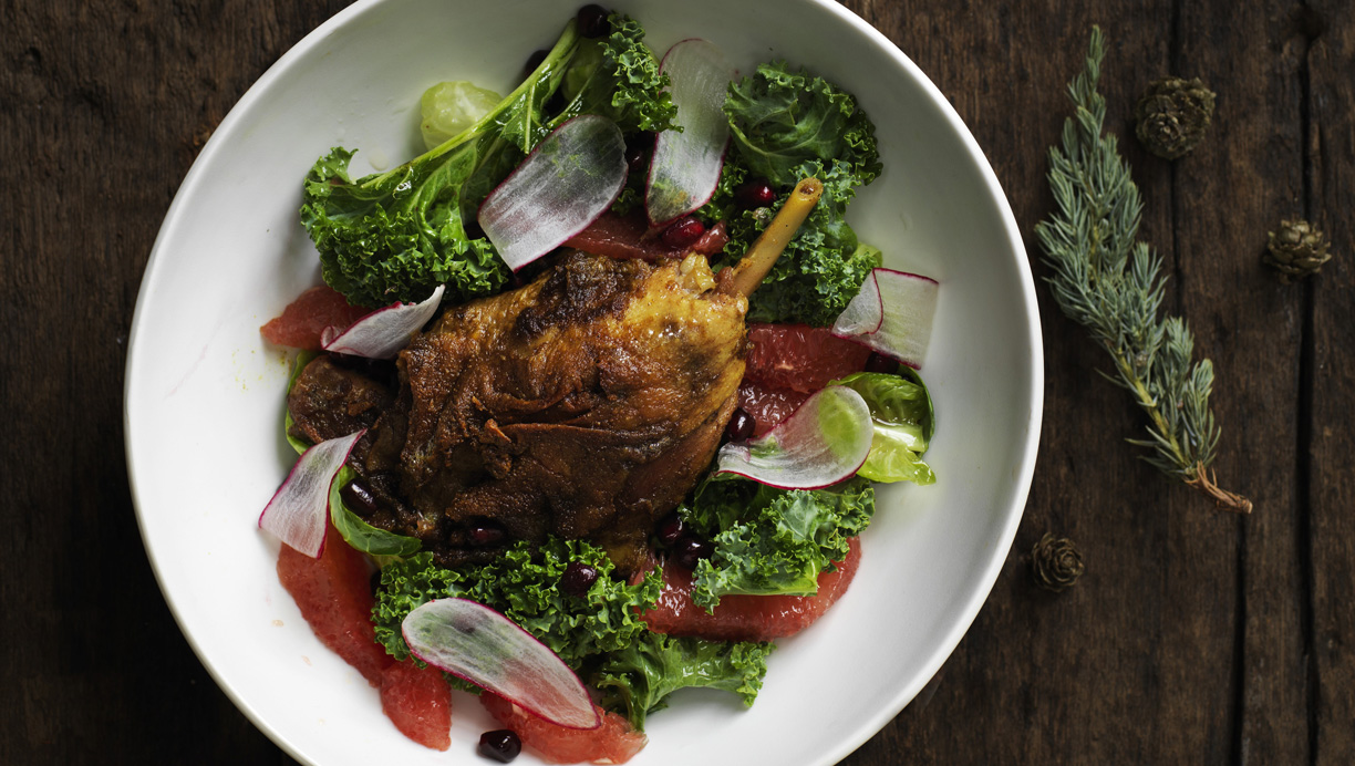 Grønkålssalat med confiteret and stegt i vadouvan