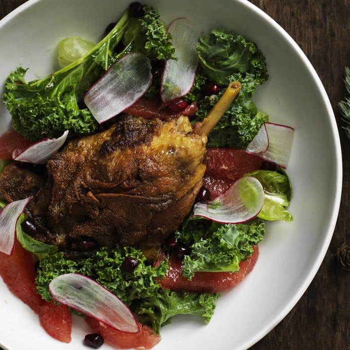 Grønkålssalat med confiteret and stegt i vadouvan