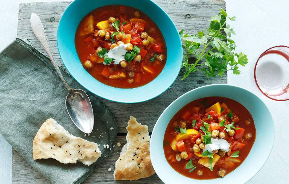Grøntsagssuppe med ristede kikærter 