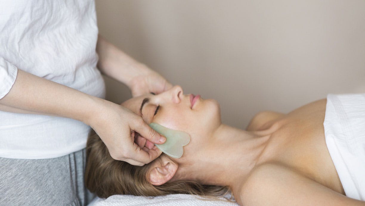 kvinde får gua sha behandling