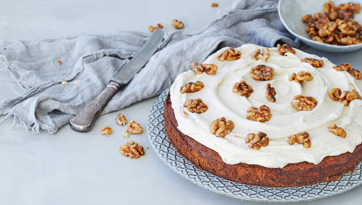 Gulerodskage med flødeostfrosting og karamelliserede valnødder