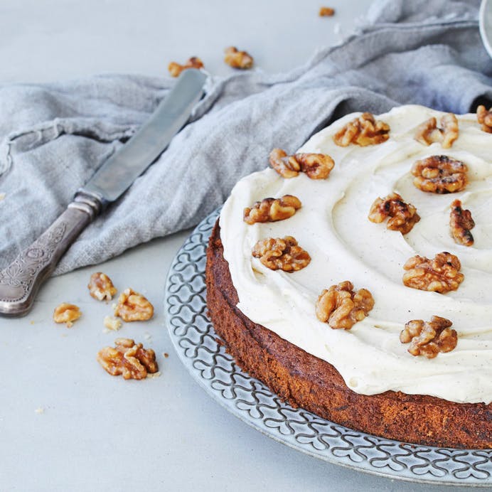 Gulerodskage med flødeostfrosting og karamelliserede valnødder