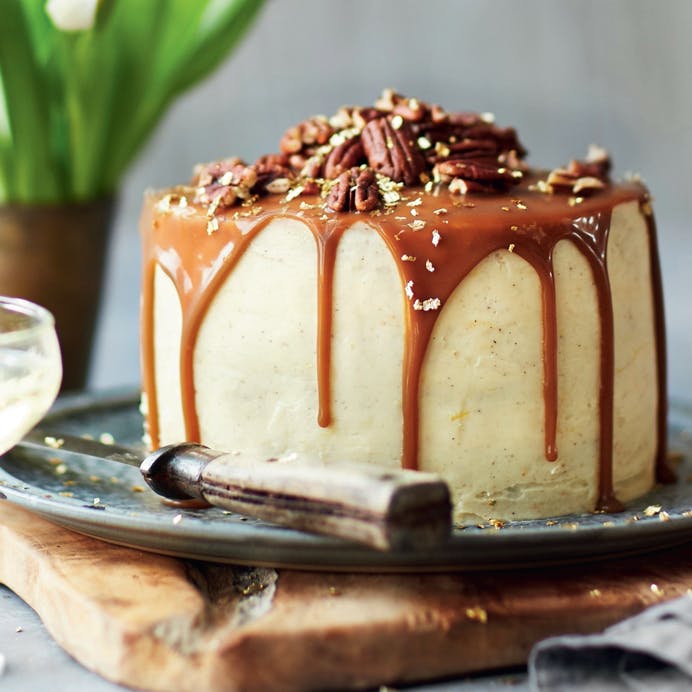 Gulerodslagkage med creamcheese frosting og karamelsauce