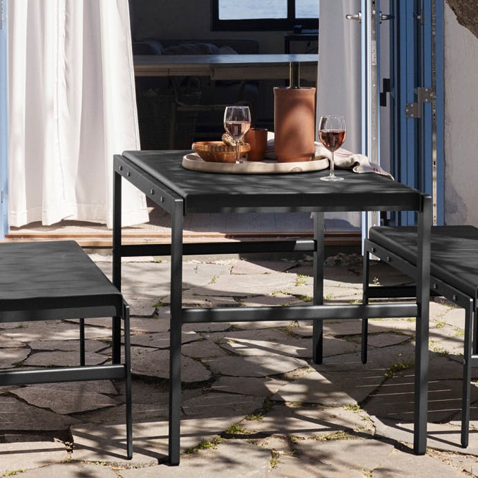 indret terrassen med stål og blide pasteller