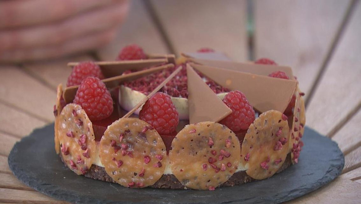 hindbaer-cheesecake med panna cotta og karameltuiles - den store bagedyst