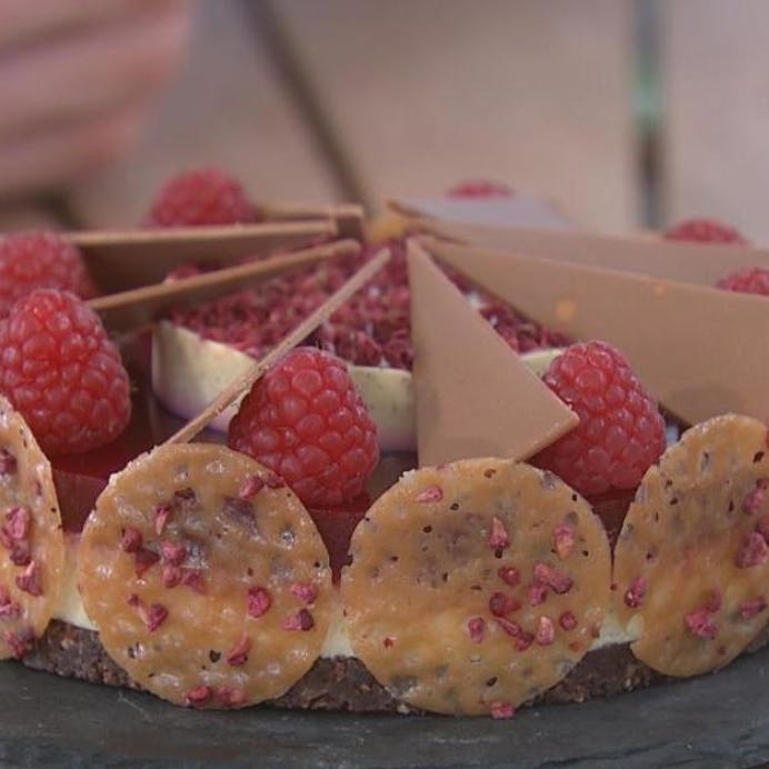 hindbaer-cheesecake med panna cotta og karameltuiles - den store bagedyst