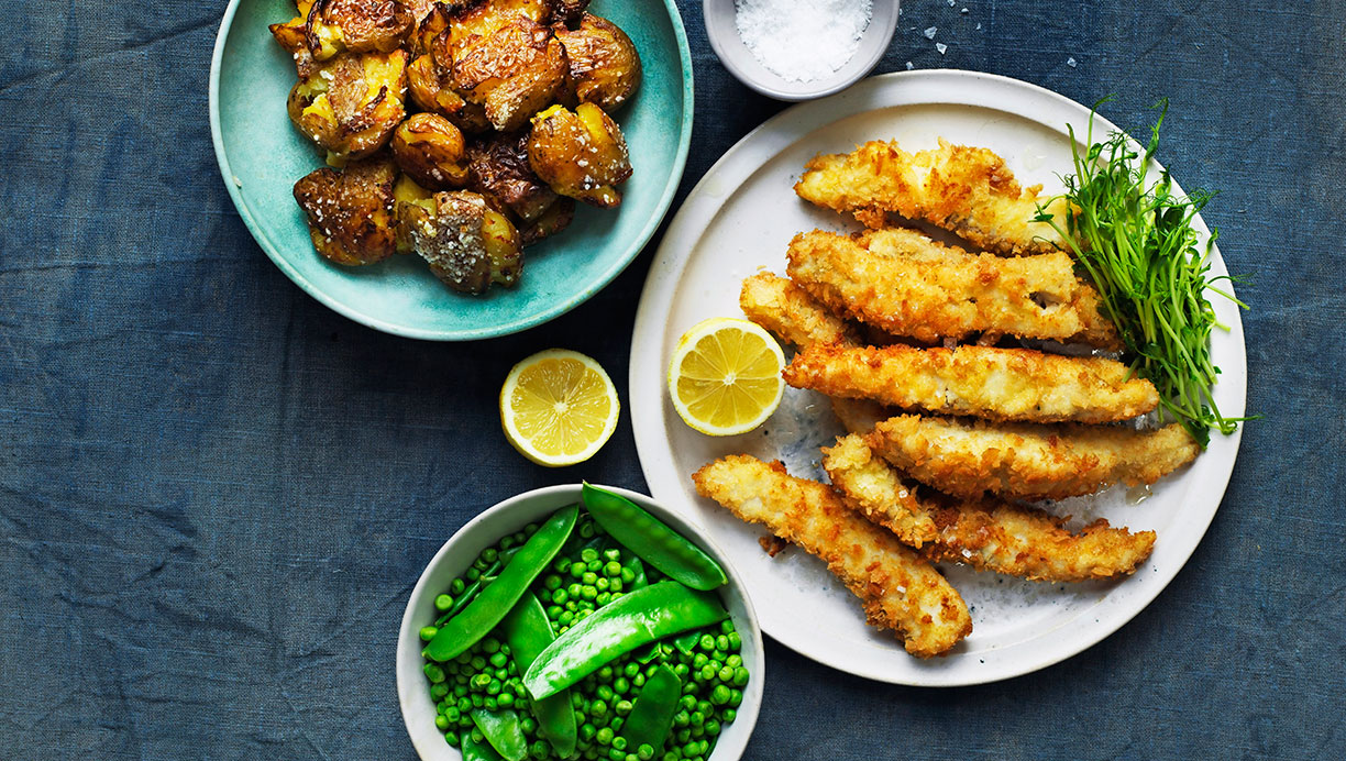 Hjemmelavede fiskepinde med timiankartofler