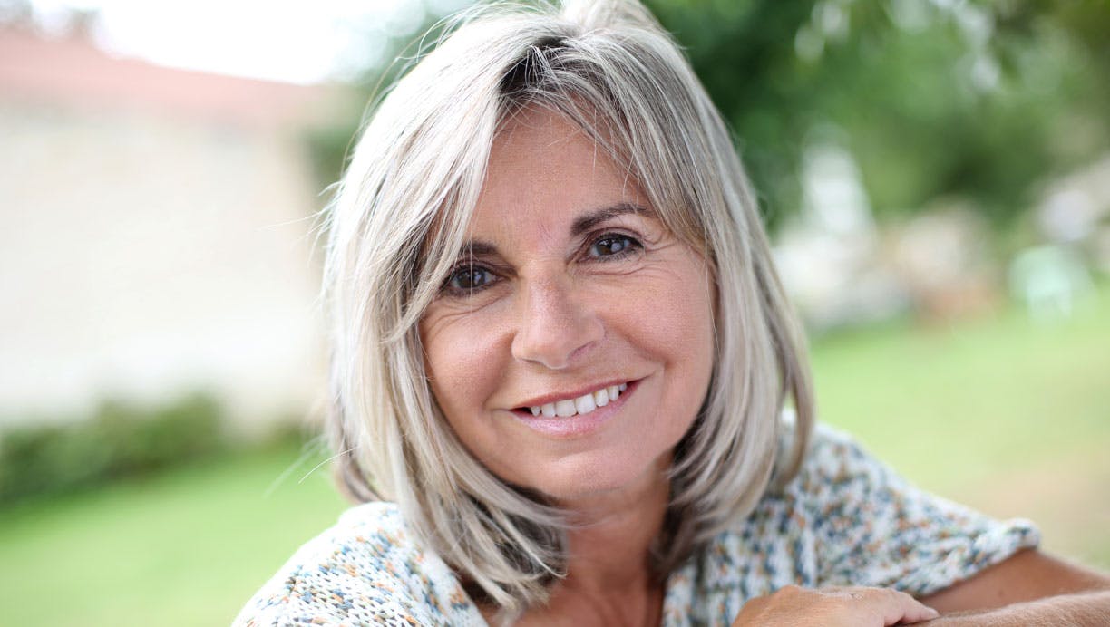 Moden eftertænksom kvinde udenfor