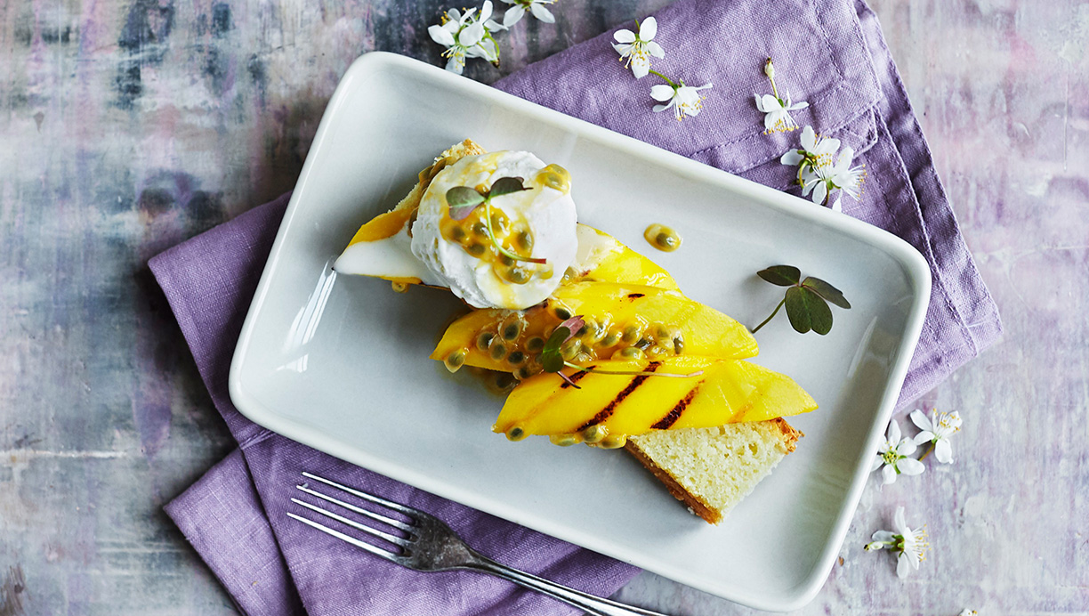 Hvid brownie med grillet mango, passionsfrugt og is