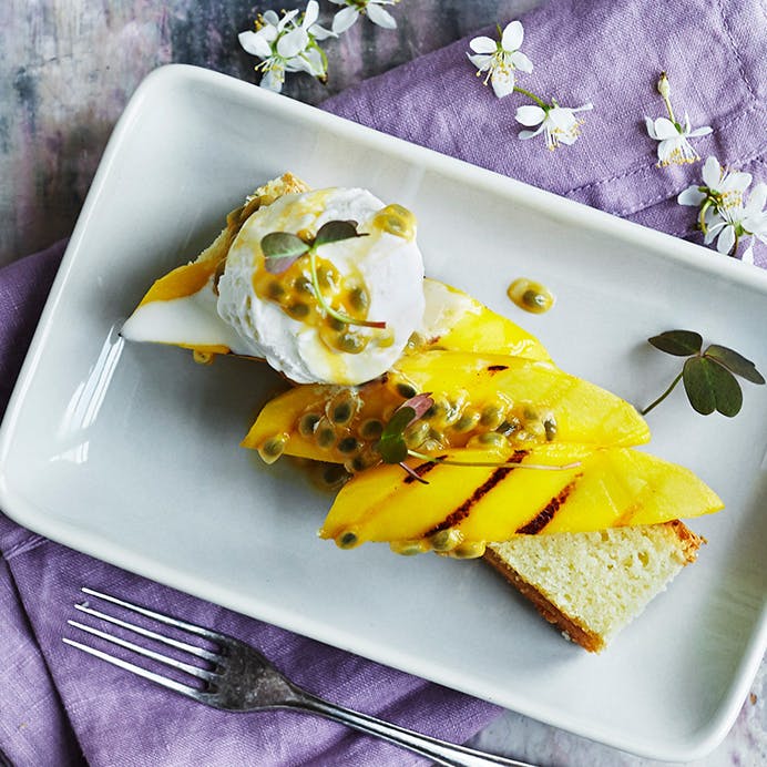 Hvid brownie med grillet mango, passionsfrugt og is