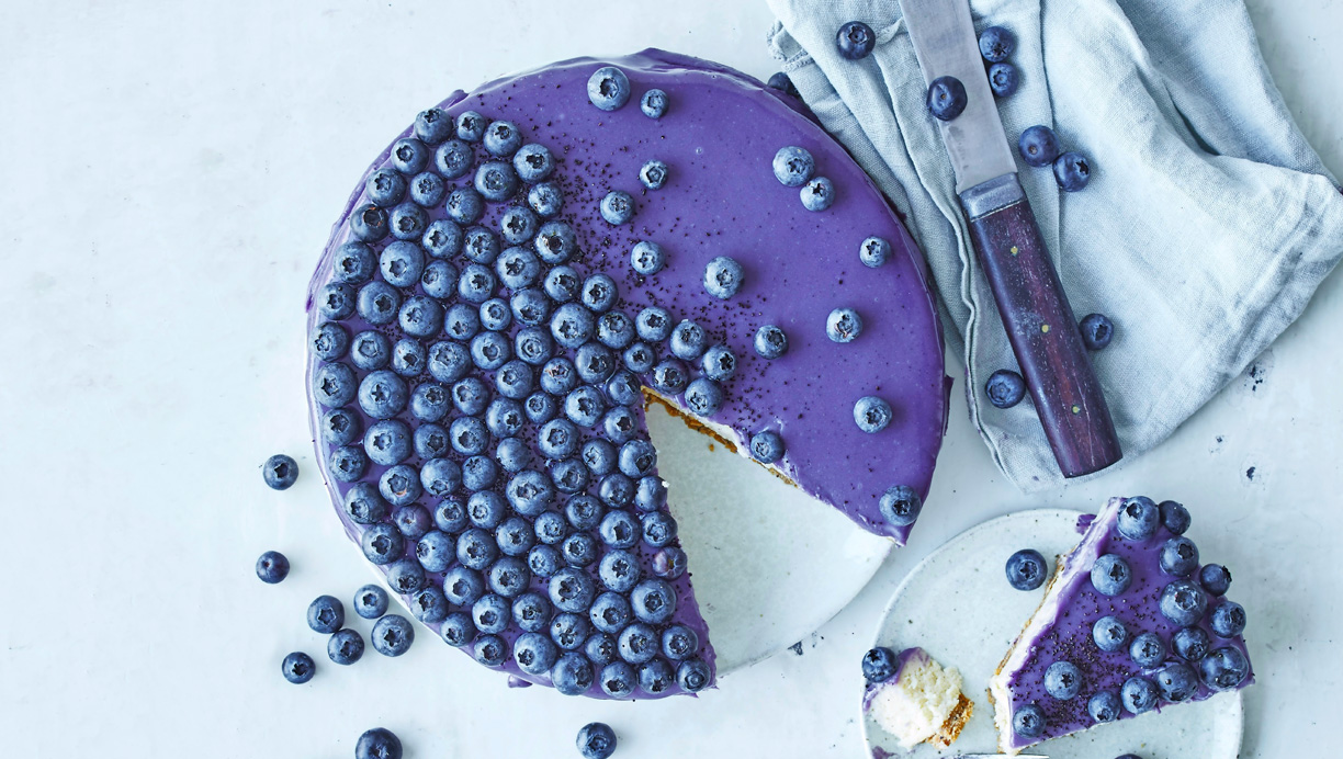 Hvid chokolademoussekage med lakrids og blåbær