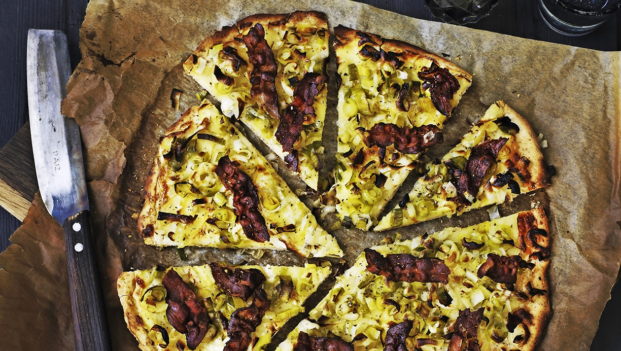 Hvid pizza med kartofler og bacon