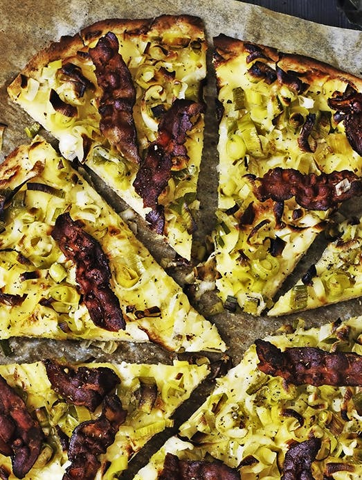 Hvid pizza med kartofler og bacon