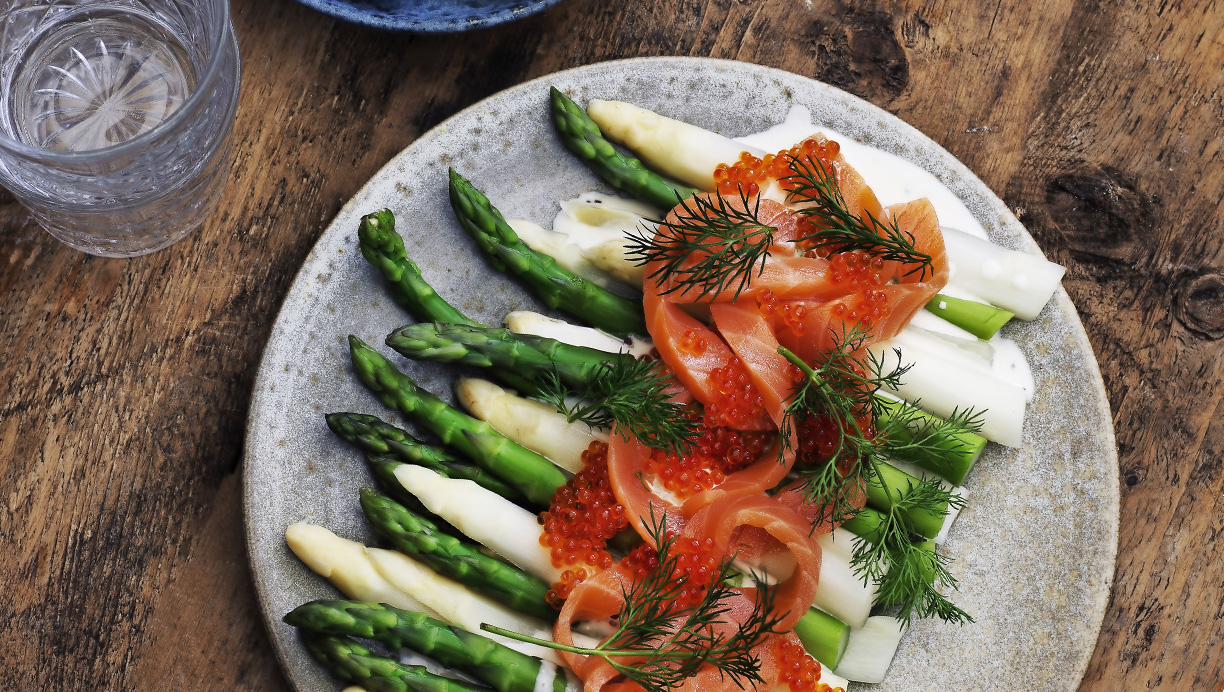 Hvide asparges med laks og fløde