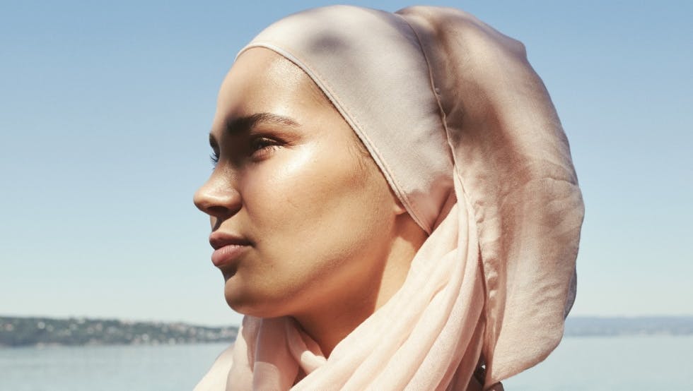 Iman Meskini fra den norske serie Skam deler sine tanker om at bære hijab. 