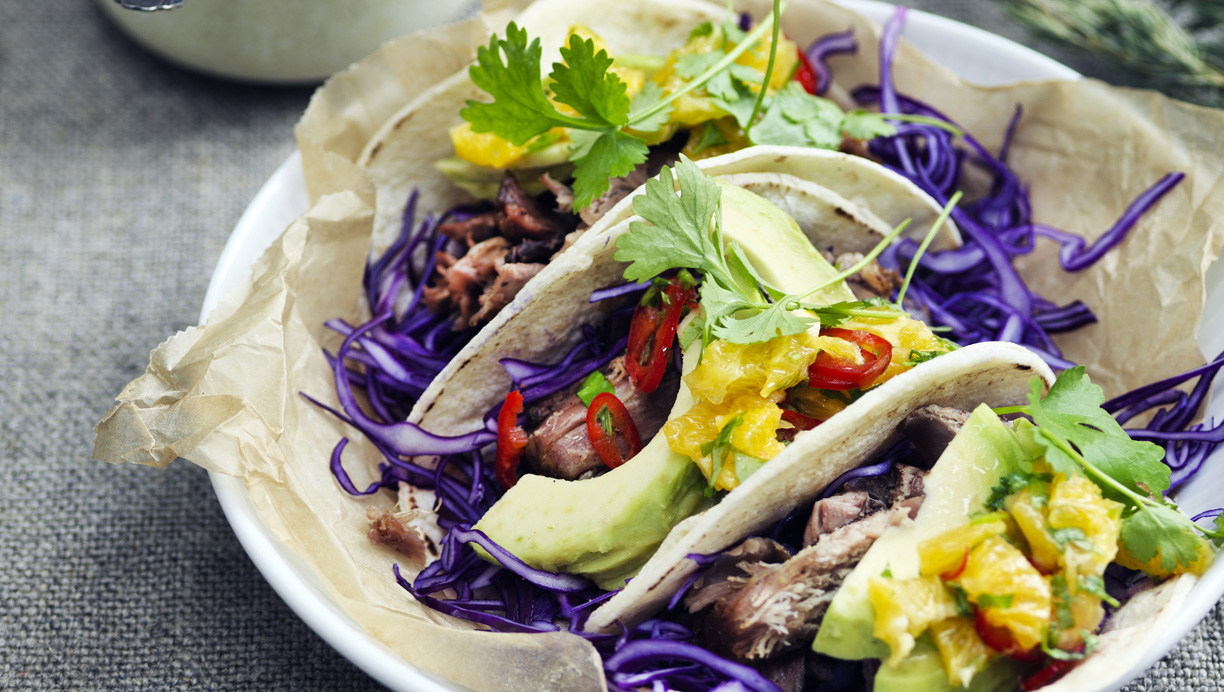 Juletacos med and, appelsin og rødkål