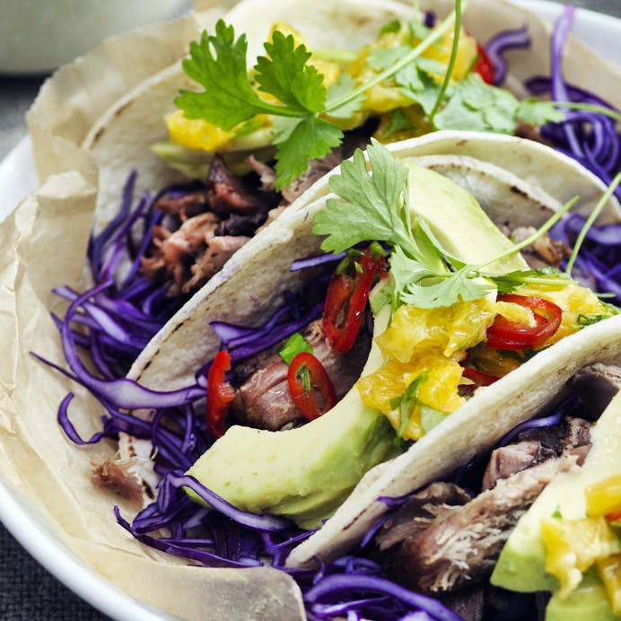Juletacos med and, appelsin og rødkål