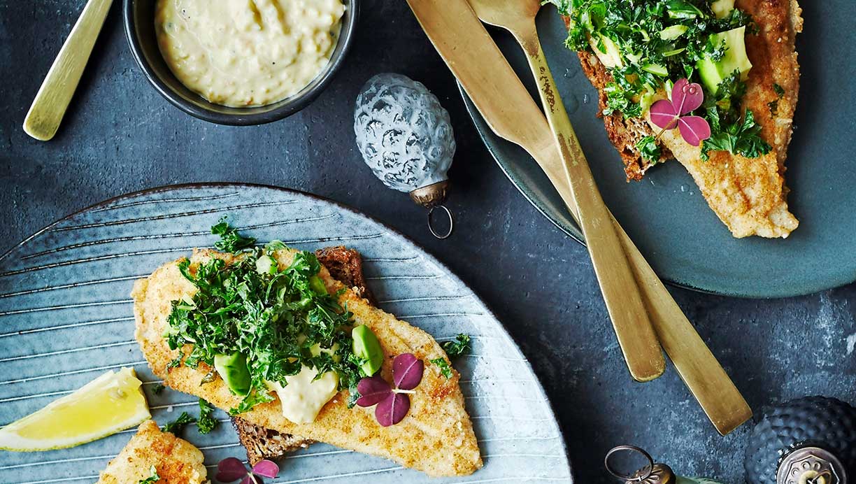 Fiskefileter med let  remoulade, avocado  og ristet grønkål