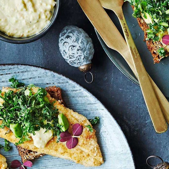 Fiskefileter med let  remoulade, avocado  og ristet grønkål