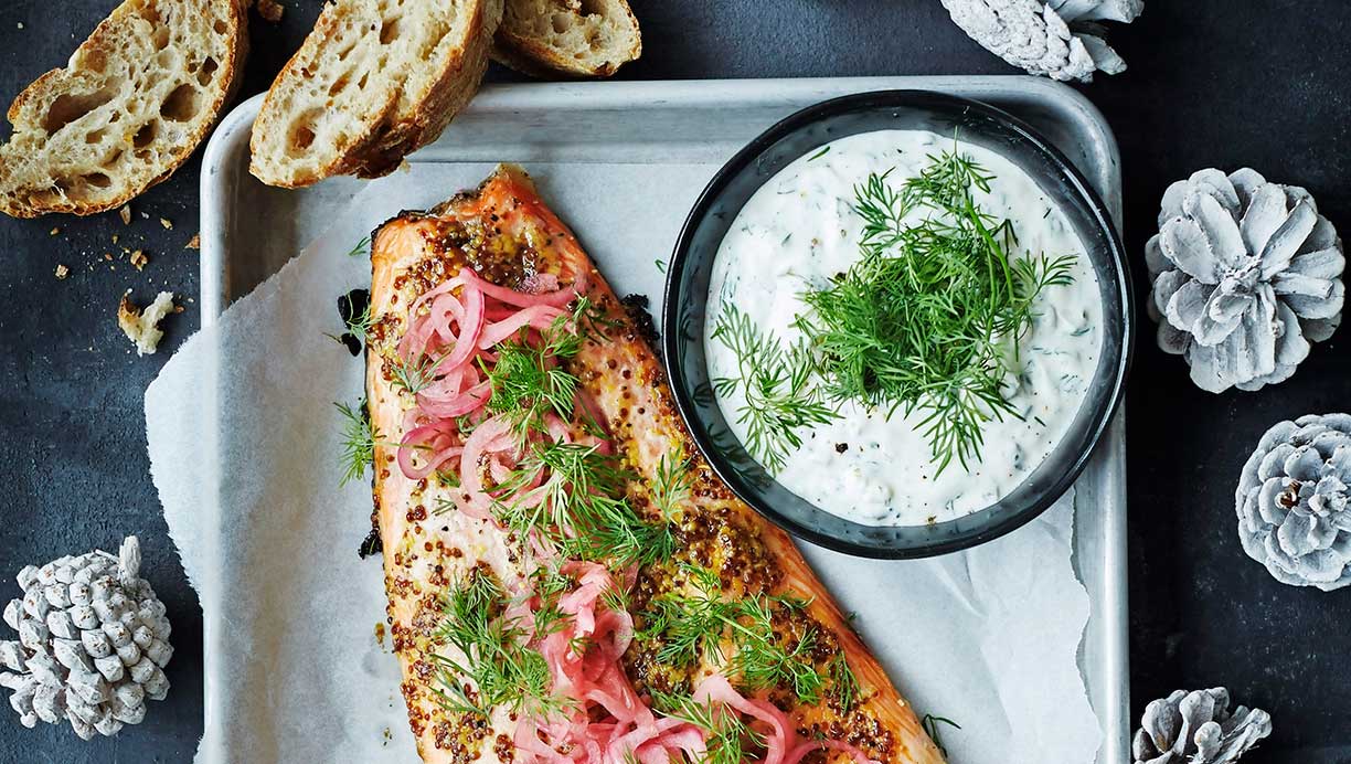 Glaseret laks med syltede rødløg og sauce tartare