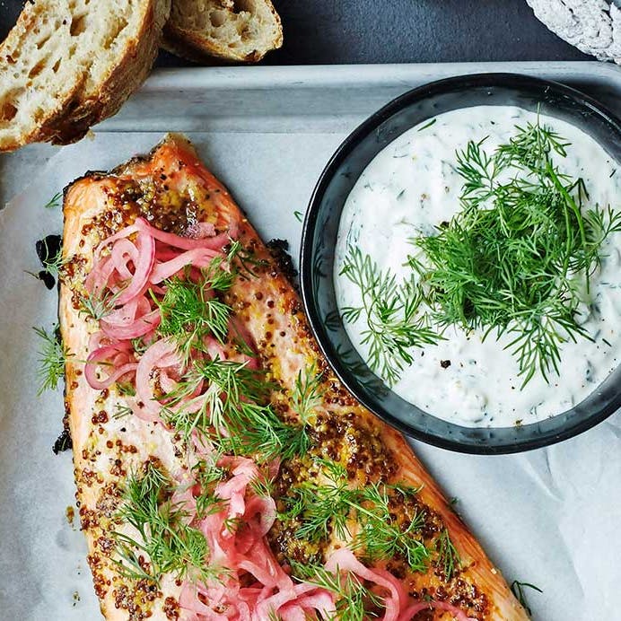 Glaseret laks med syltede rødløg og sauce tartare