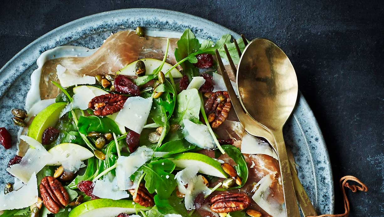 Parmaskinke med pæresalat, ristede nødder  og kerner