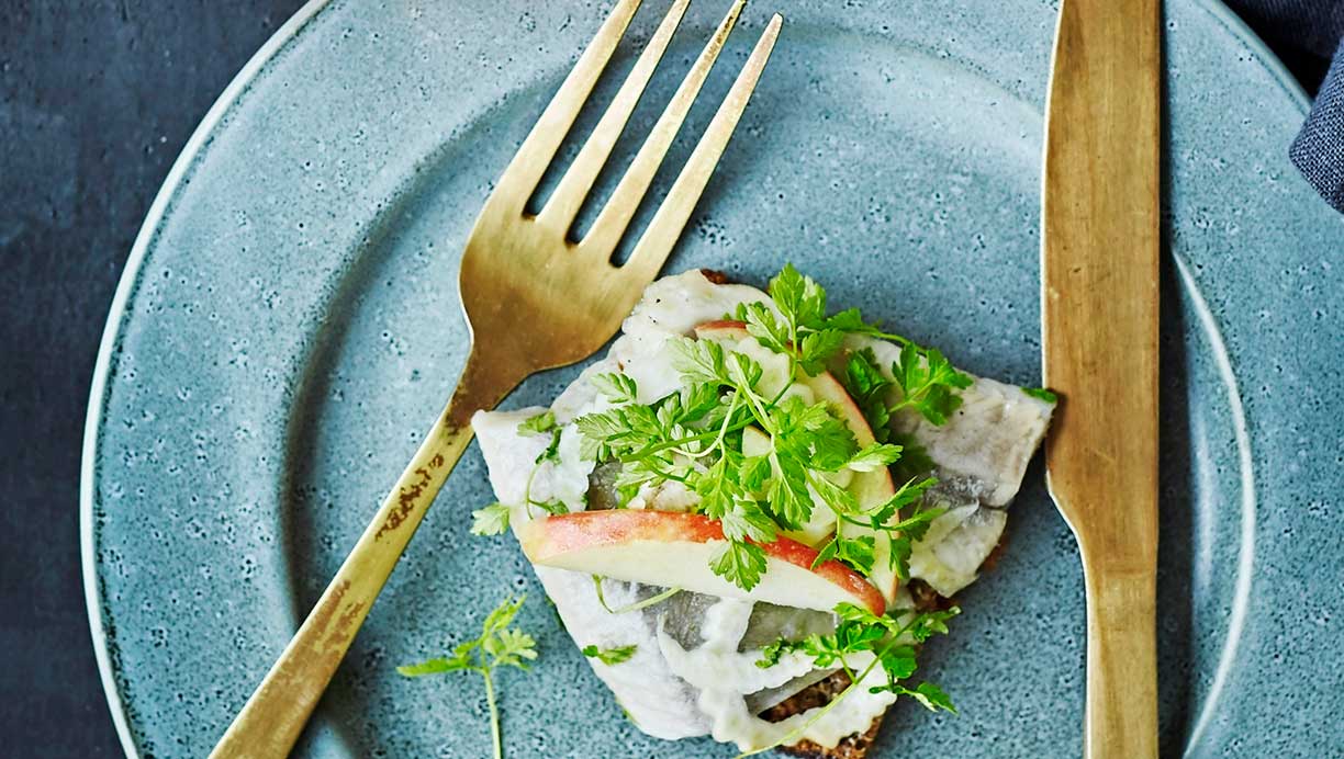 Sild med æble-fennikel-salat  og kørvel