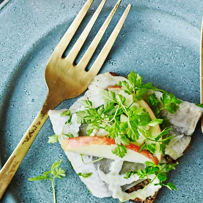 Sild med æble-fennikel-salat  og kørvel