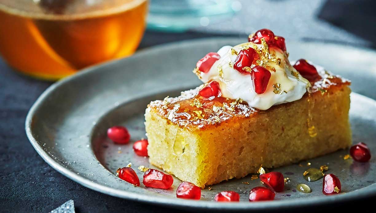 Mazarinkage med græsk yoghurt og julekrydret appelsinsirup