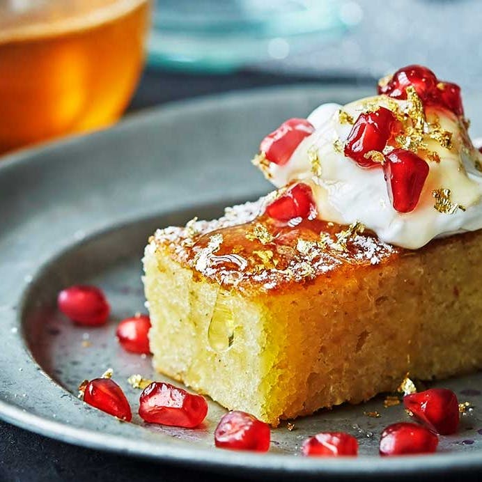 Mazarinkage med græsk yoghurt og julekrydret appelsinsirup