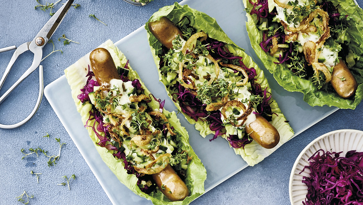 Kålhotdogs med grøntsager og basilikumcreme