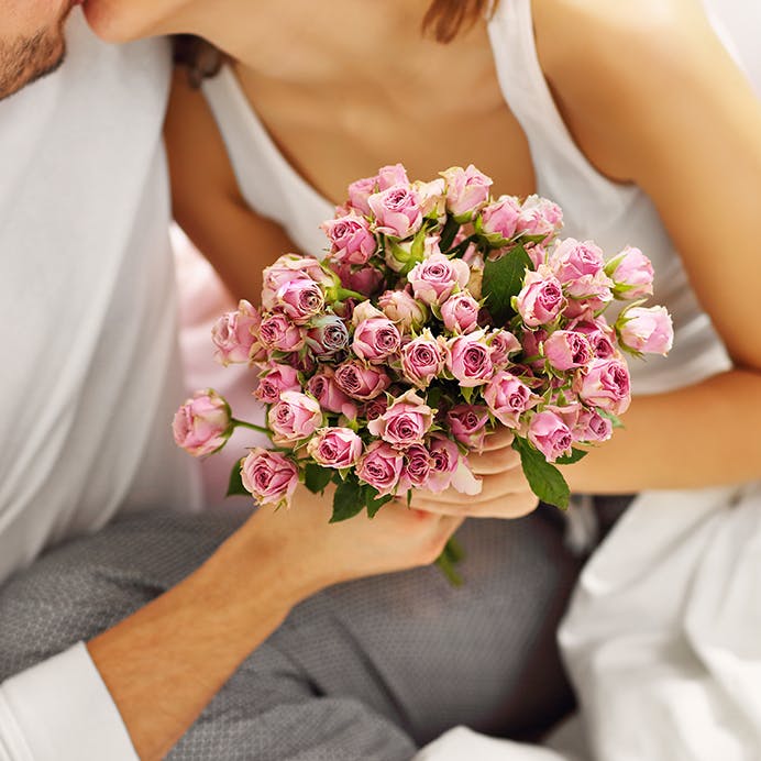 mand giver kvinde blomster