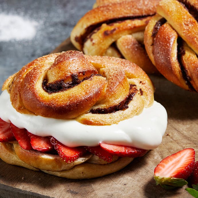 Kanelknuder med jordbær og creme