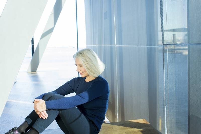 Kirsten Olesen siddende i Skuespilhuset