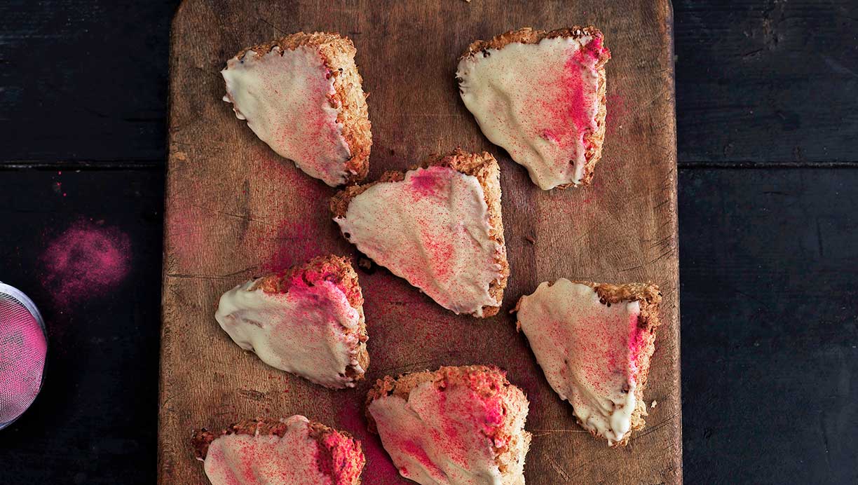 Kokosmakroner med hvid chokolade og hindbærstøv