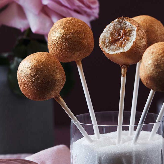 Guldcakepops med marcipan og saltkaramel