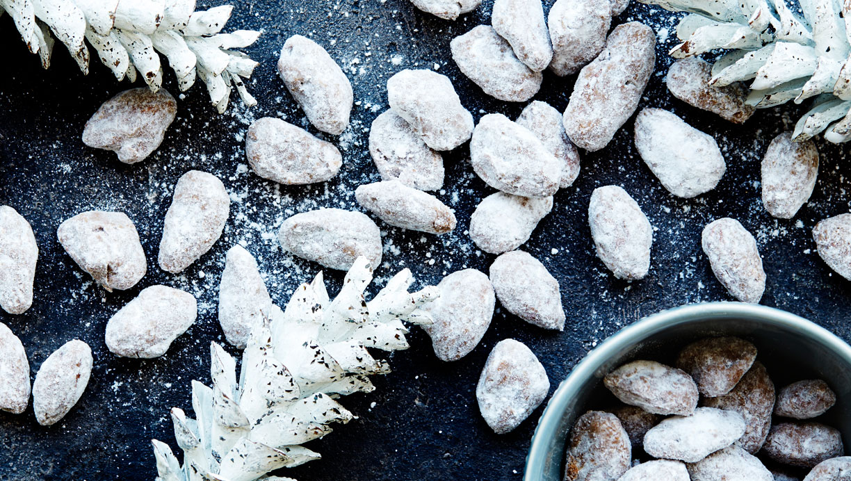 Mandler med nougat og flormelis ser elegante og lækre ud og pynter fint i konfekt-skålen