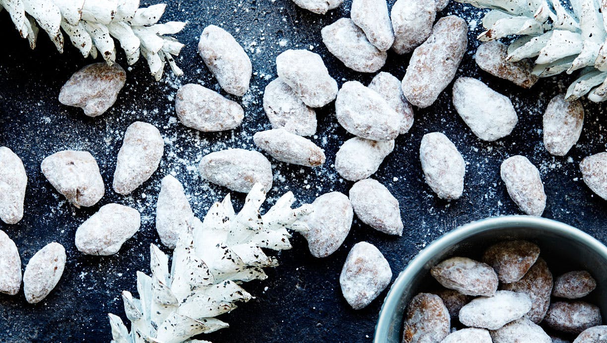 Mandler med nougat og flormelis ser elegante og lækre ud og pynter fint i konfekt-skålen