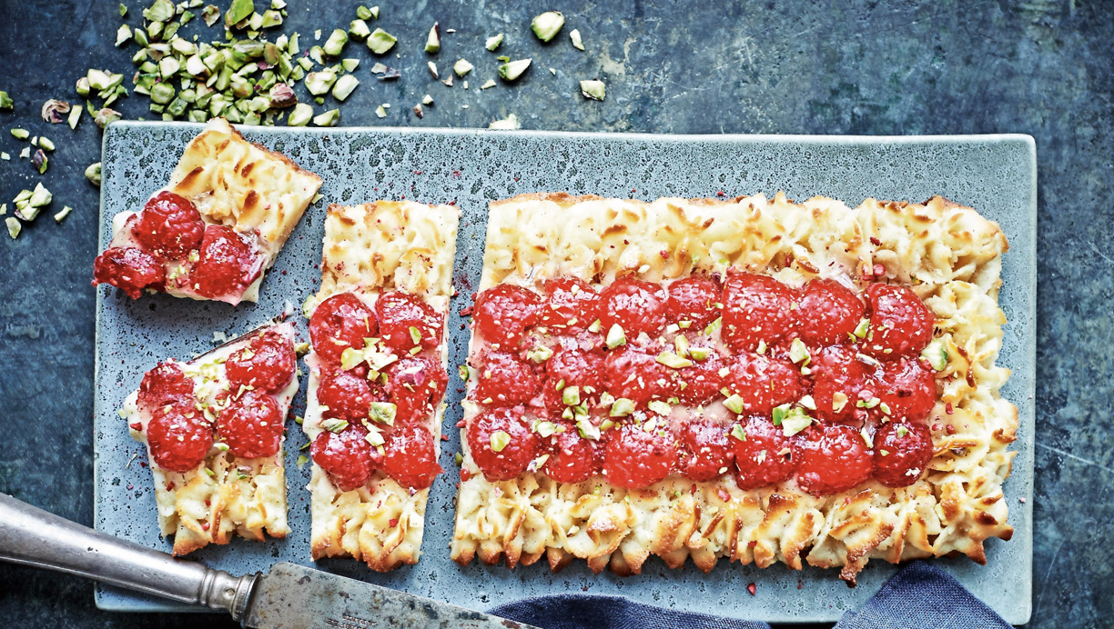 Kransekagetærte med vaniljecreme, hindbær og hyldeblomst-gelé