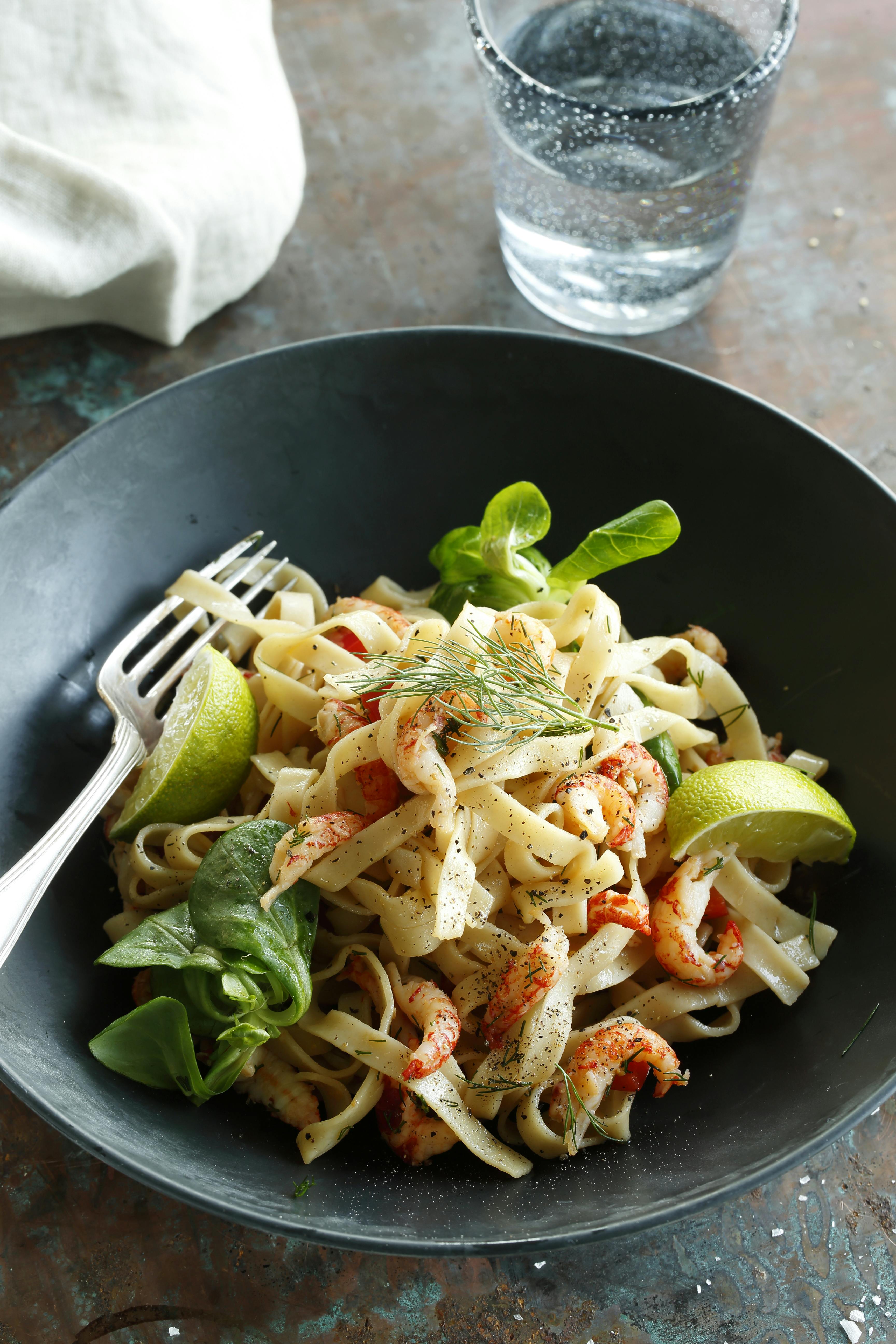 Pasta med krebsehaler og grønt er hurtig og lækker aftensmad med masser af velsmag.